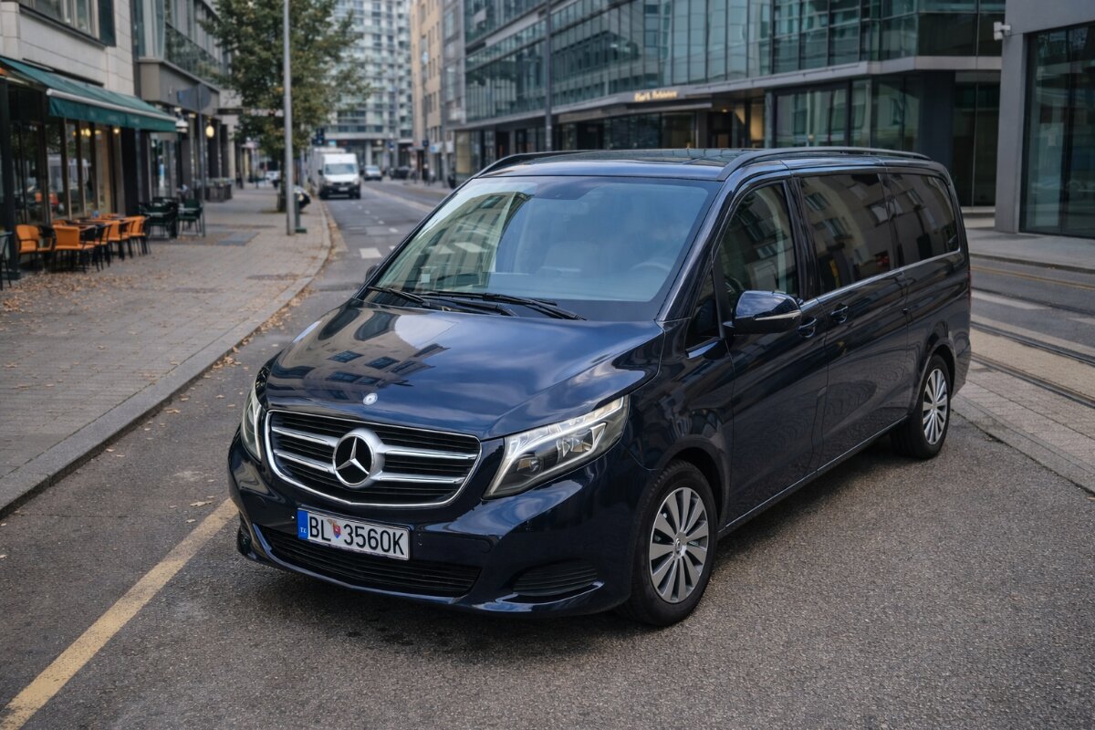 Čierny  Mercedes-Benz V-Class pre 7 osôb – Business transfer na letisko Schwechat